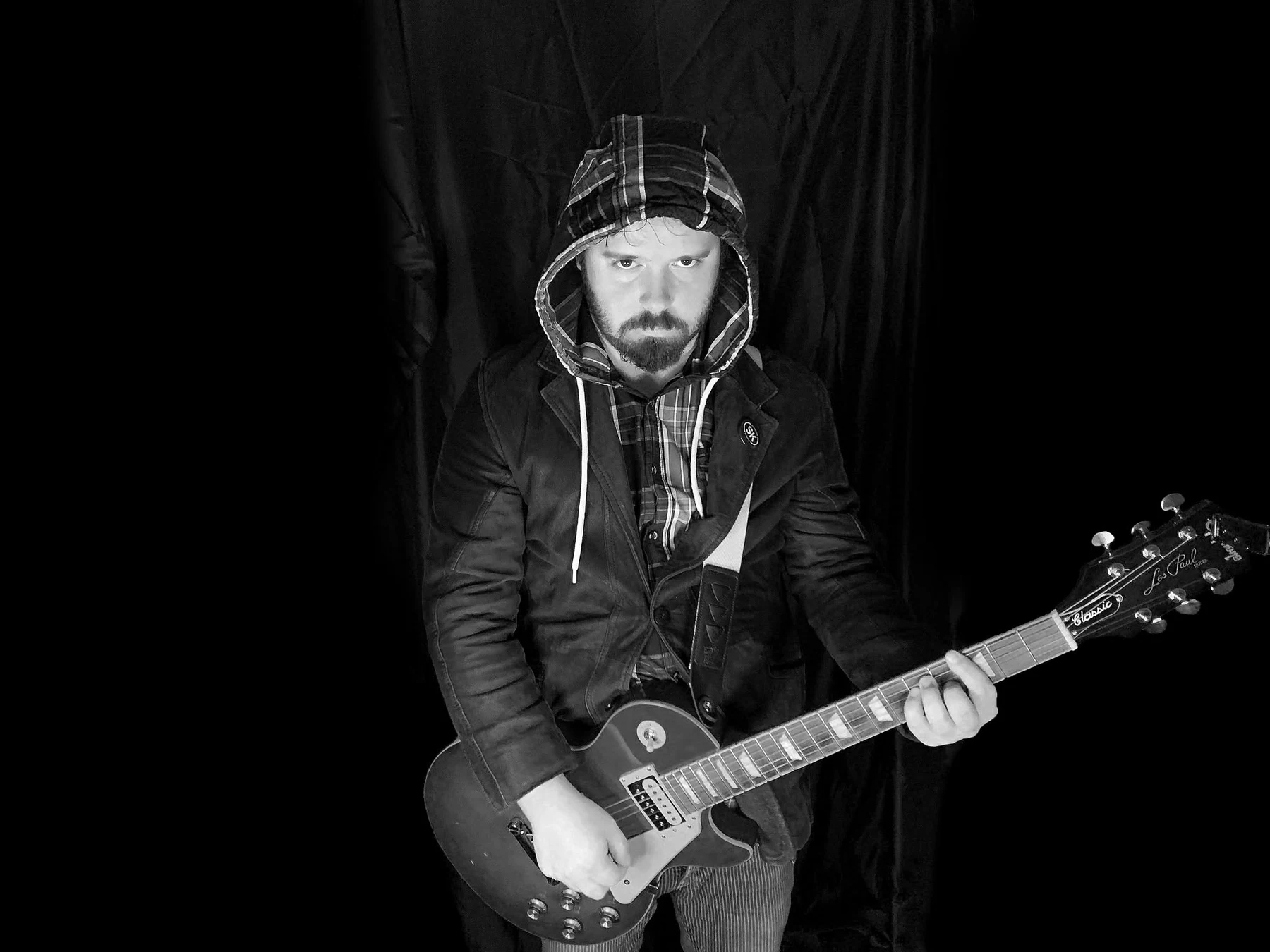 Andrej S. Kolek s gitarou Les Paul